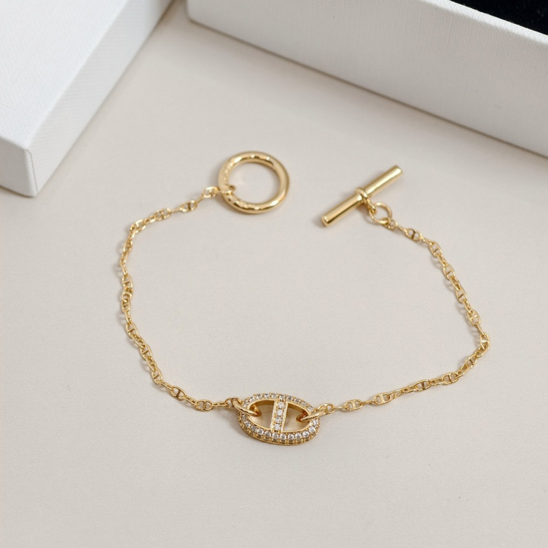 Manufacturer's French-Style Retro Light Luxury Full Diamond-Encrusted Pig Nose Bracelet for Women, Simple Design, Trendy, Fashionable, and Unique for Layering Manufacturer's French-Style Retro Light Luxury Full Diamond-Encrusted Pig Nose Bracelet for Women, Simple Design, Trendy, Fashionable, and Unique for Layering