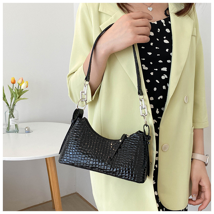 Women's New Fashion Retro Shoulder  Solid Color Simple Baguette Bag display picture 3