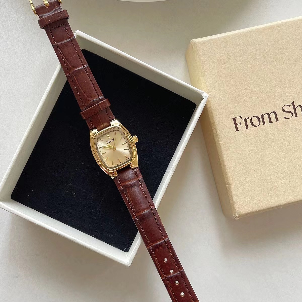 IEKE niche design women's watch new retro belt small red book popular student simple all-match middle and ancient watch women