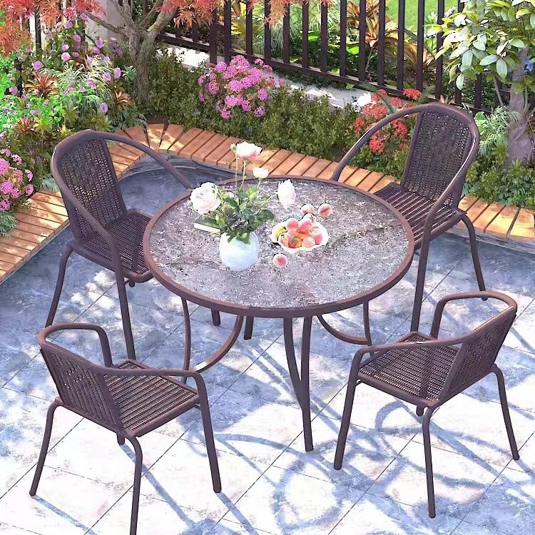 Mesas y sillas de exterior con paraguas y sillas de mimbre Sillas de exterior de tres piezas Balcón de ocio al aire libre Mesa de centro pequeña Mesa y sillas de patio de hierro forjado