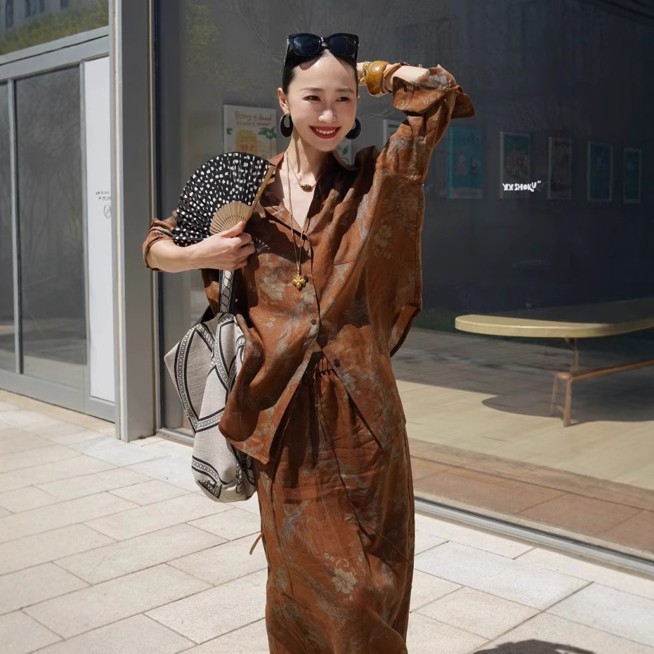 2026년 초봄 투피스 세트, 레이지 스타일의 린넨 프린트 셔츠 C0705와 스커트로 구성된 올드머니 스타일 의상