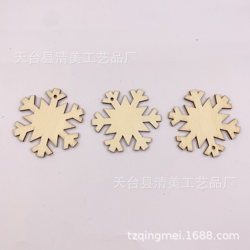 60*60mm variedad de copos de nieve de Navidad de madera pieza de madera colgante decorativo de copo de nieve de madera 10 piezas en un paquete con cuerda de cáñamo