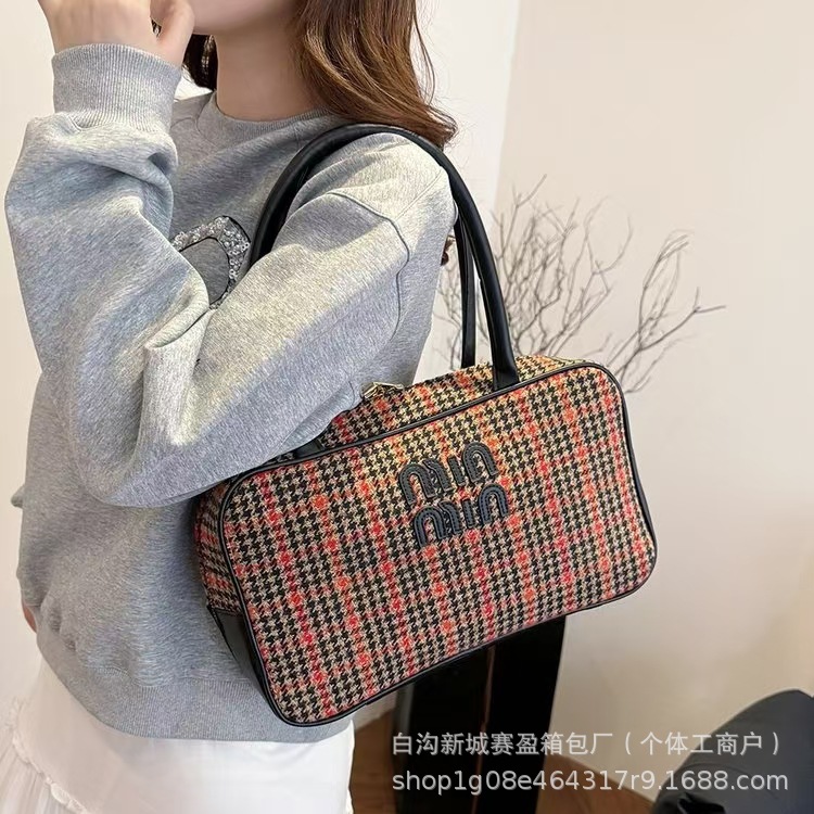 가을과 겨울 격자 무늬 패션 대용량 캐주얼 가방 2024 새로운 베개 가방 대비 컬러 레트로 휴대용 서류 가방
