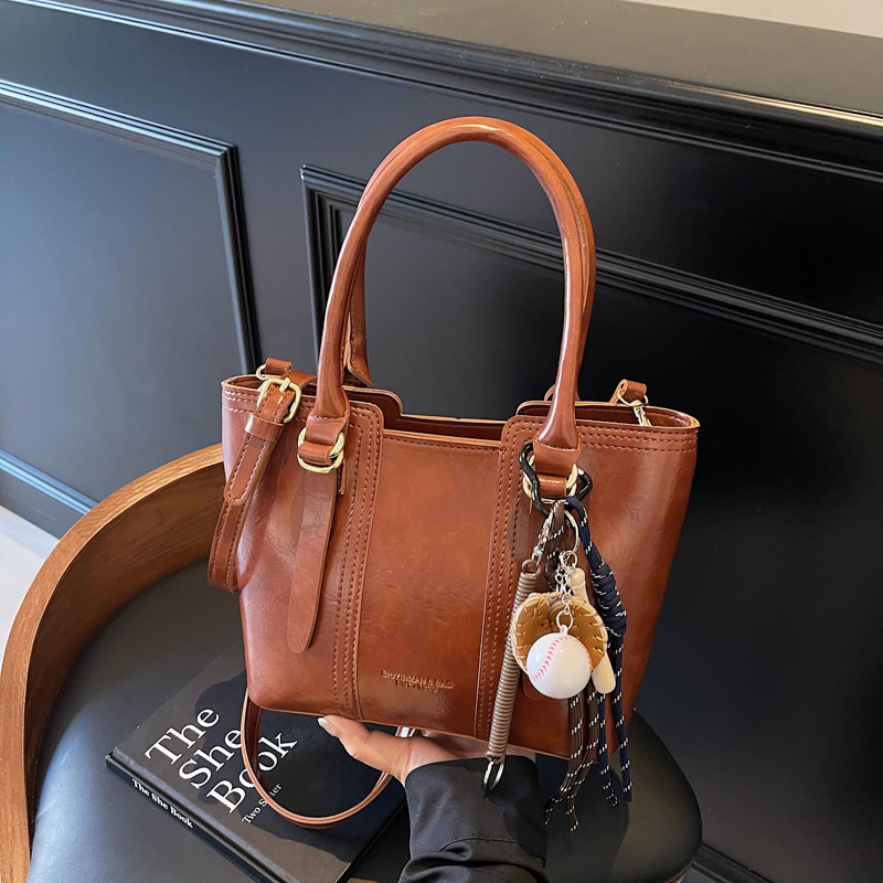 Bolso de mano para mujeres otoño-invierno 2025 nuevo paquete de cubo de textura de transporte universal bolso de hombro mochila casual