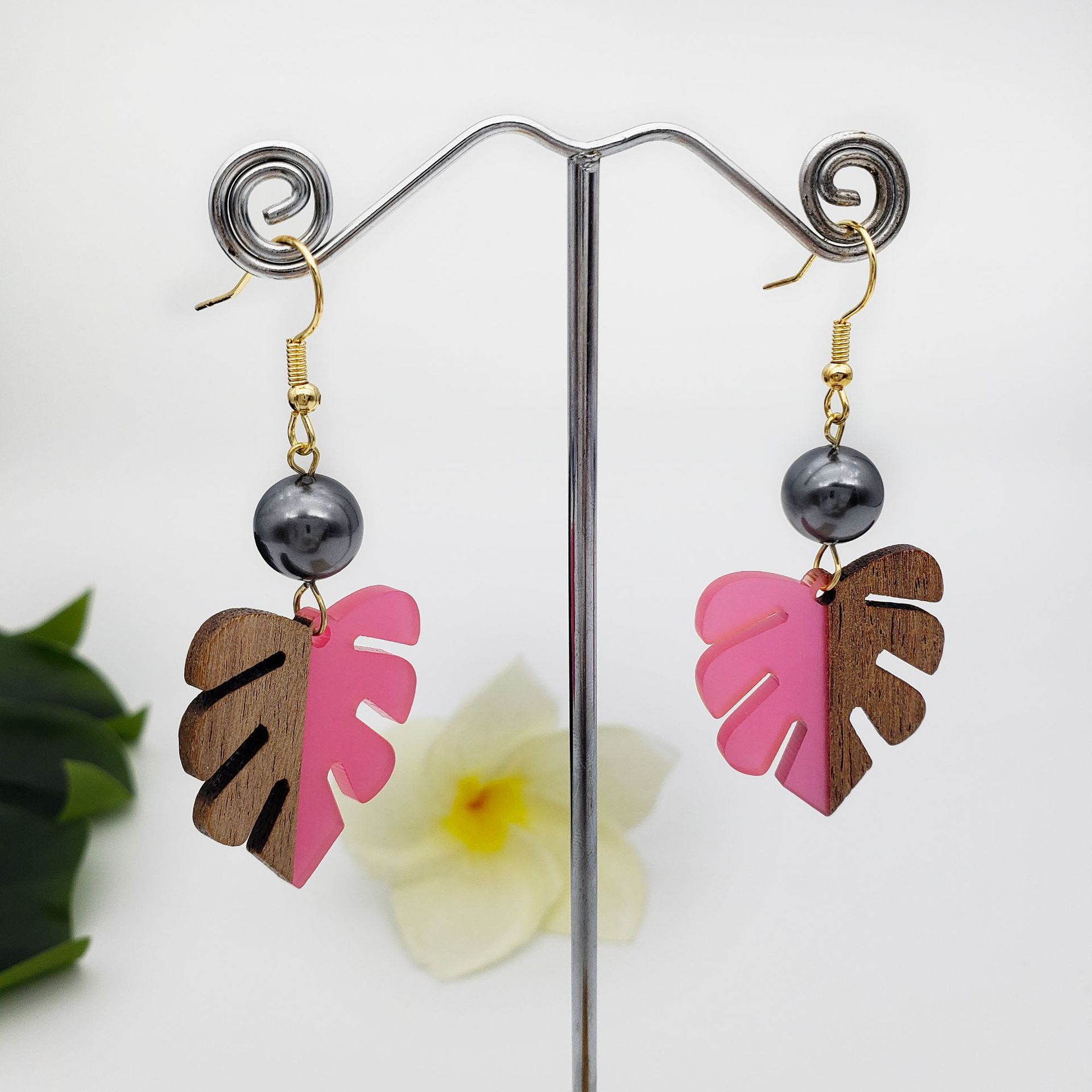 1 Pair Simple Style Leaf Wood Women's Drop Earrings display picture 1