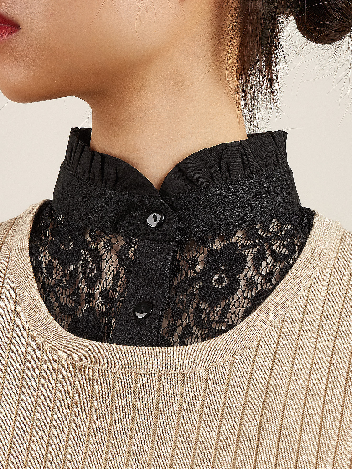 블랙 레이스 칼라