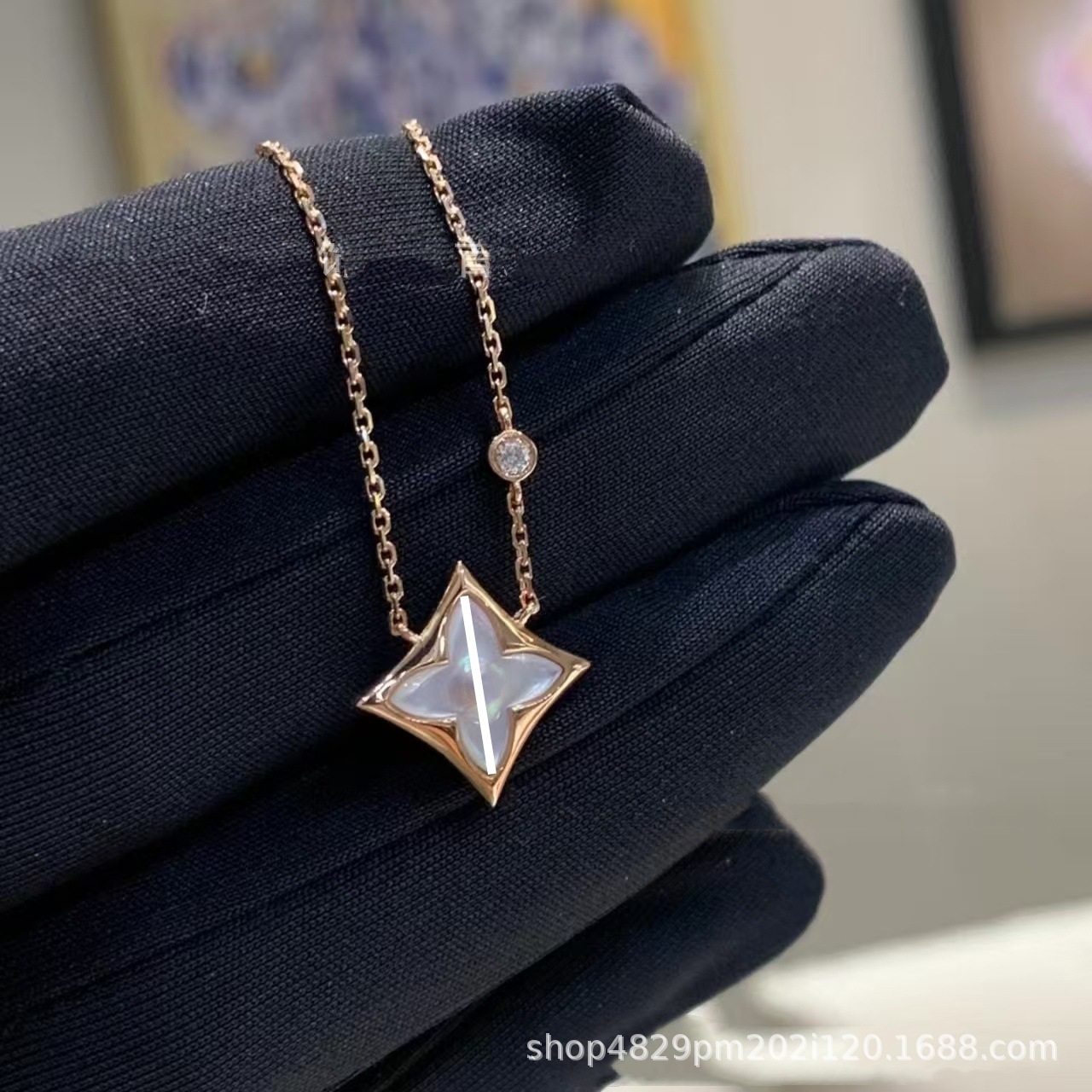 ロバの家四葉草四花五花ブレスレット女性用18Kローズゴールドメッキ軽奢菱形丸型白貝母ネックレスins