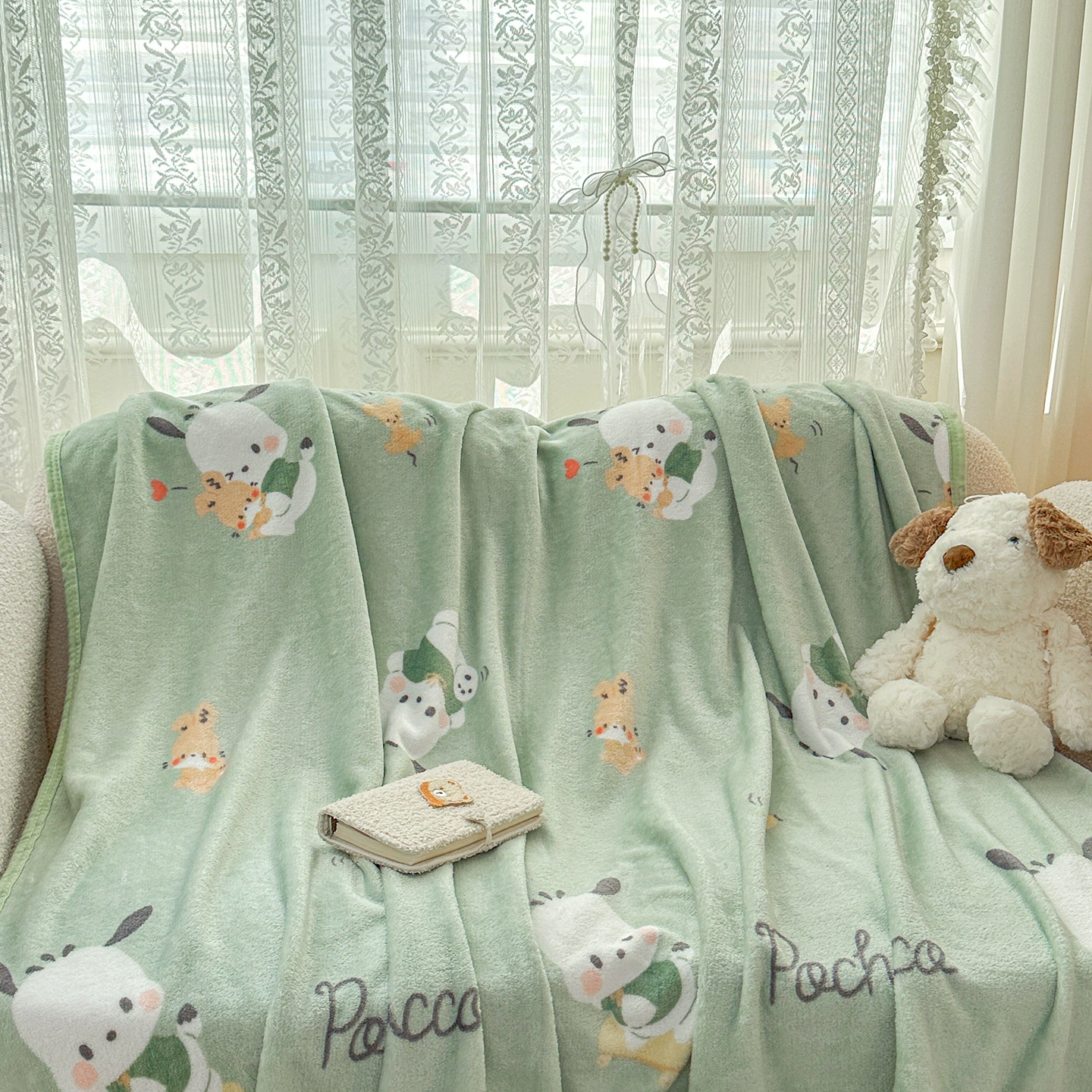 Плед (Sanrio) однослойный молочный велюр — гипоаллергенный с мультяшным принтом, на все сезоны, разные размеры