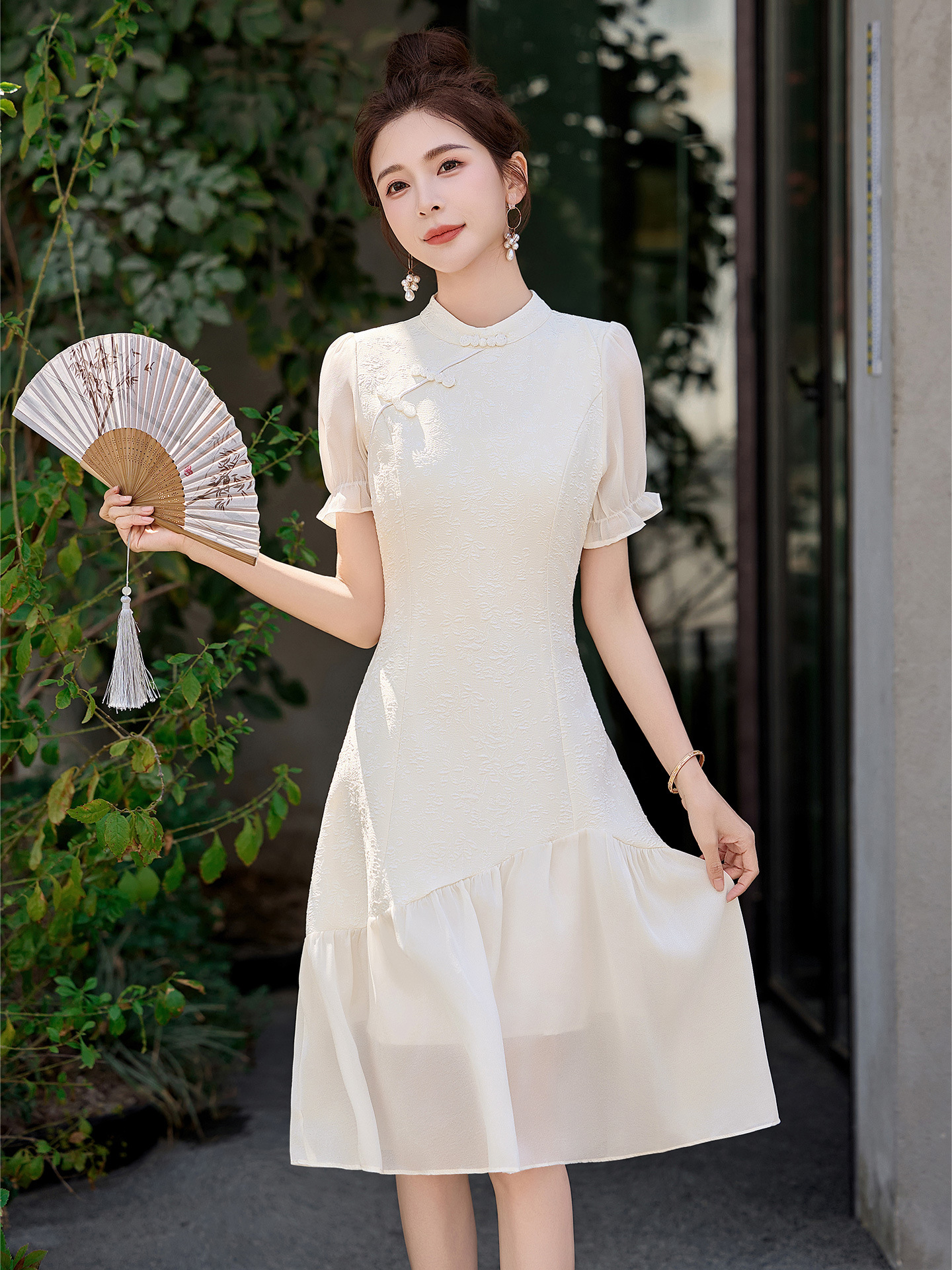 Đầm suông midi tân cổ điển tay ngắn cổ đức, thắt eo nhẹ, phong cách Trung Hoa hiện đại — màu trắng ngà