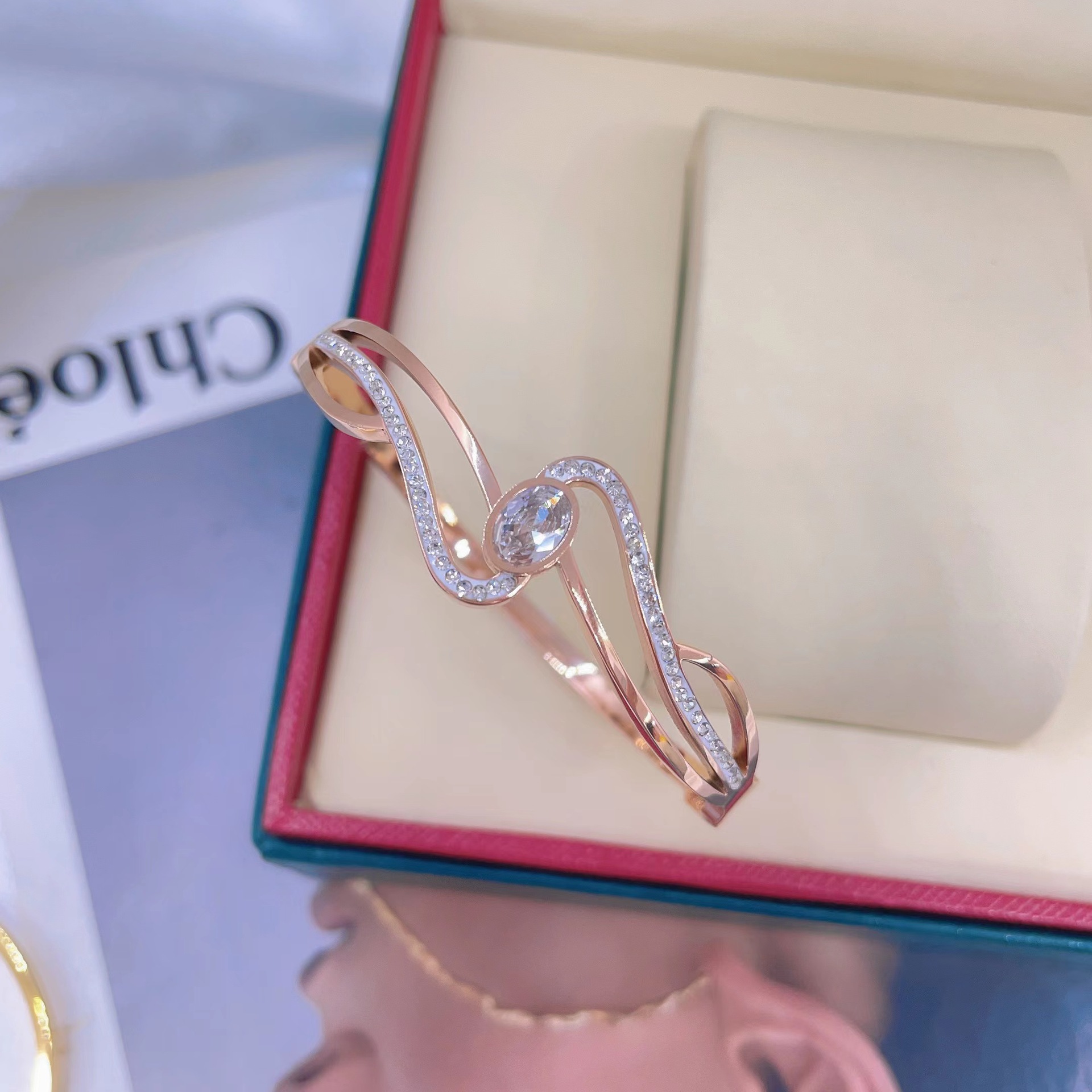 En stock fábrica directa Transfronteriza Popular electrochapado 18K pulsera de acero de titanio femenina personalidad no se desvanece moda nicho moda