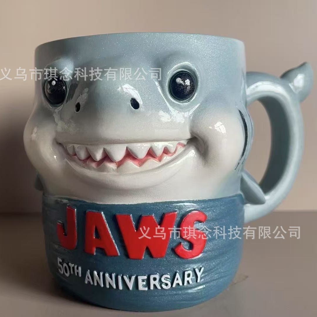 큰 눈을 가진 귀여운 큰 백상어