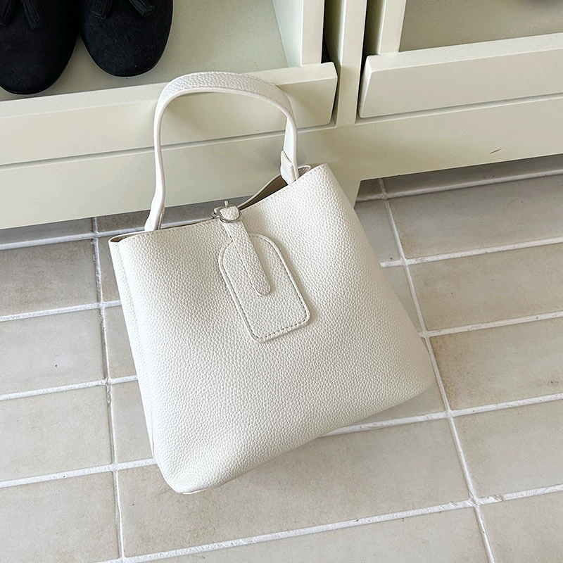Текст Basket Shoulder Bag — просторная, универсальная сумка на одно плечо в нескольких цветах
