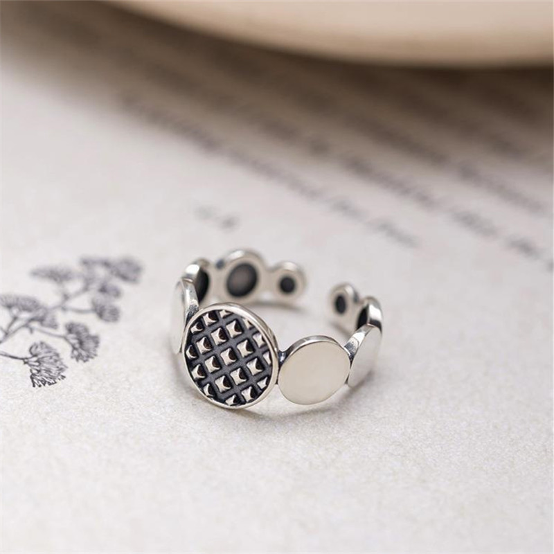 Geometric round Korean ring