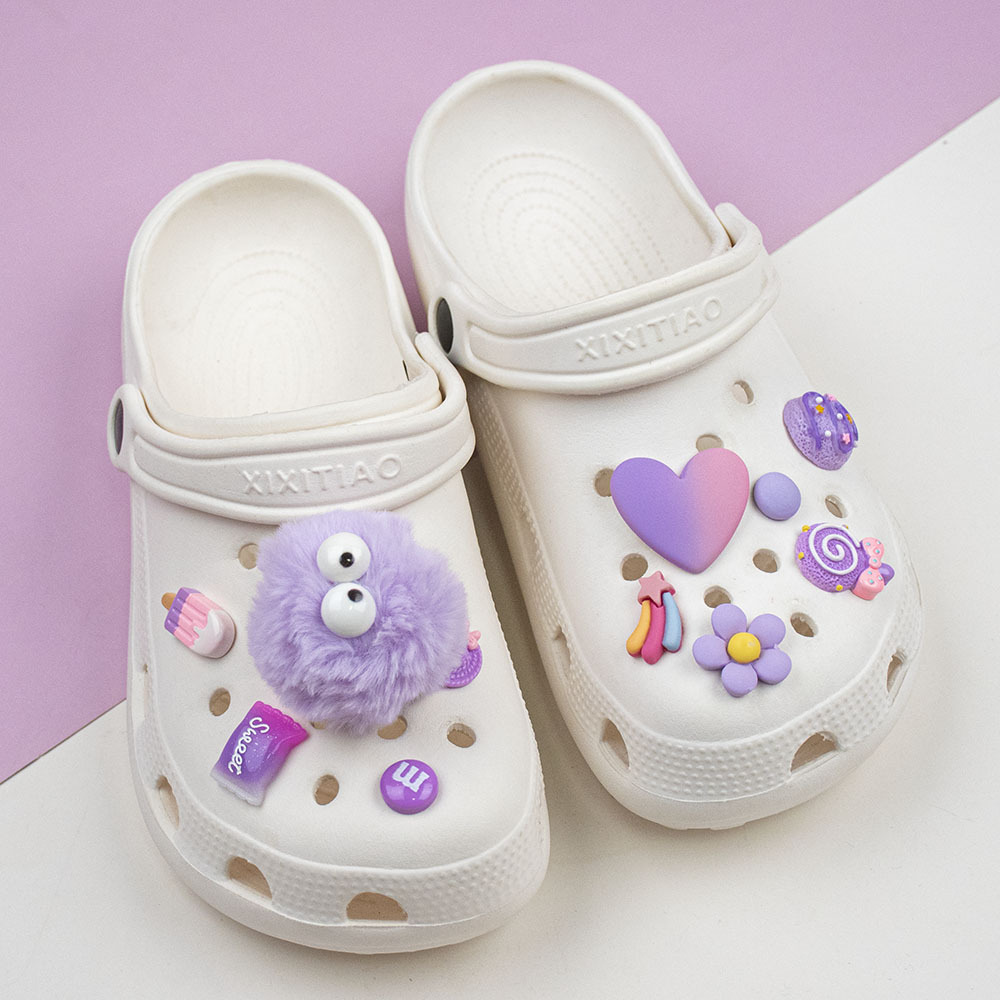 Púrpura colorido agujero zapatos hebilla gradiente en forma de corazón zapatos zapatillas Sandalias hebilla decorativa desmontables dibujos animados novia zapatos flor