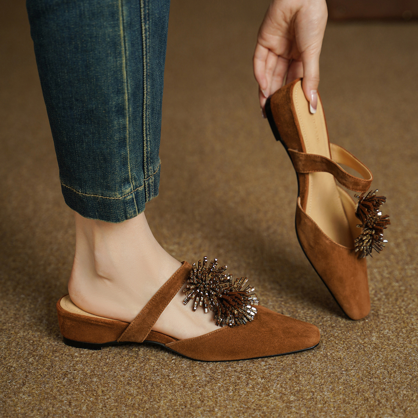 Dép sandal nữ xỏ ngón đế bệt mũi nhọn đính đá pháo hoa họa tiết hoa — Màu caramel cừu lật