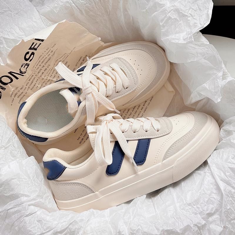 Nicho de diseño de zapatos blancos para mujeres 2025 primavera y otoño nuevos zapatos de skate de estudiantes de suela gruesa zapatos de mujer zapatos de mujer