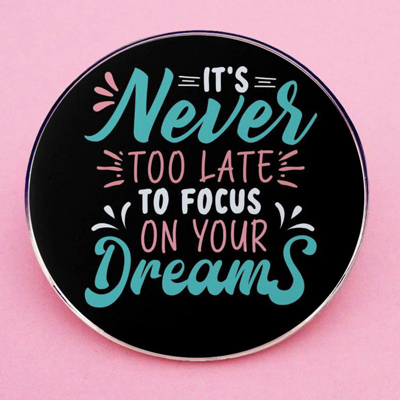당신의 꿈에 집중하기에는 너무 늦지 않을 것입니다. 영감을주는 영어 핀 배지 금속 합금 배지 액세서리