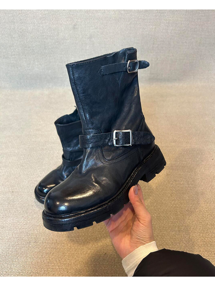Stiefeletten aus gewaschenem Rindsleder mit dickem Absatz, runder Zehenpartie und Gürtelschnalle, Motorrad-Stil, britischer Stil, Martin-Stil. Neuer Stil Herbst/Winter 2025._voghion.com