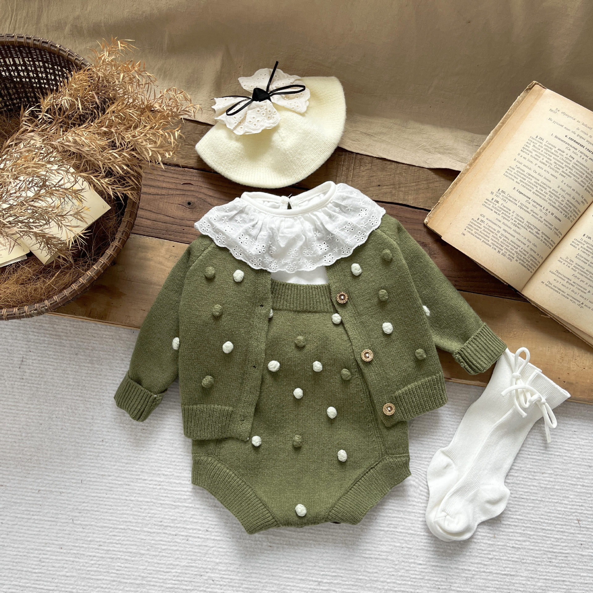 宝宝春秋毛衣套装婴儿洋气毛球开衫外套+包屁背带短裤哈衣两件套