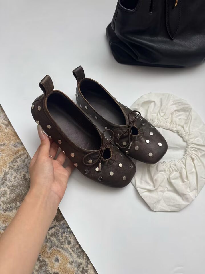 Giày bệt nữ Mary Jane da bò mũi vuông đính đinh tán , buộc dây, đế bằng 1 cm — Màu nâu