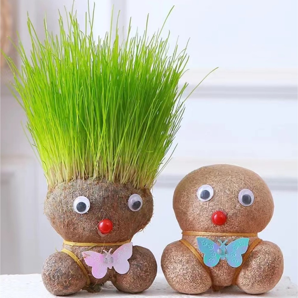 Muñeca de hierba larga plantación de hierba en la cabeza de hierba larga pequeña maceta de riego manual crecimiento pequeño hombre de hierba verde oficina de plantación de niños