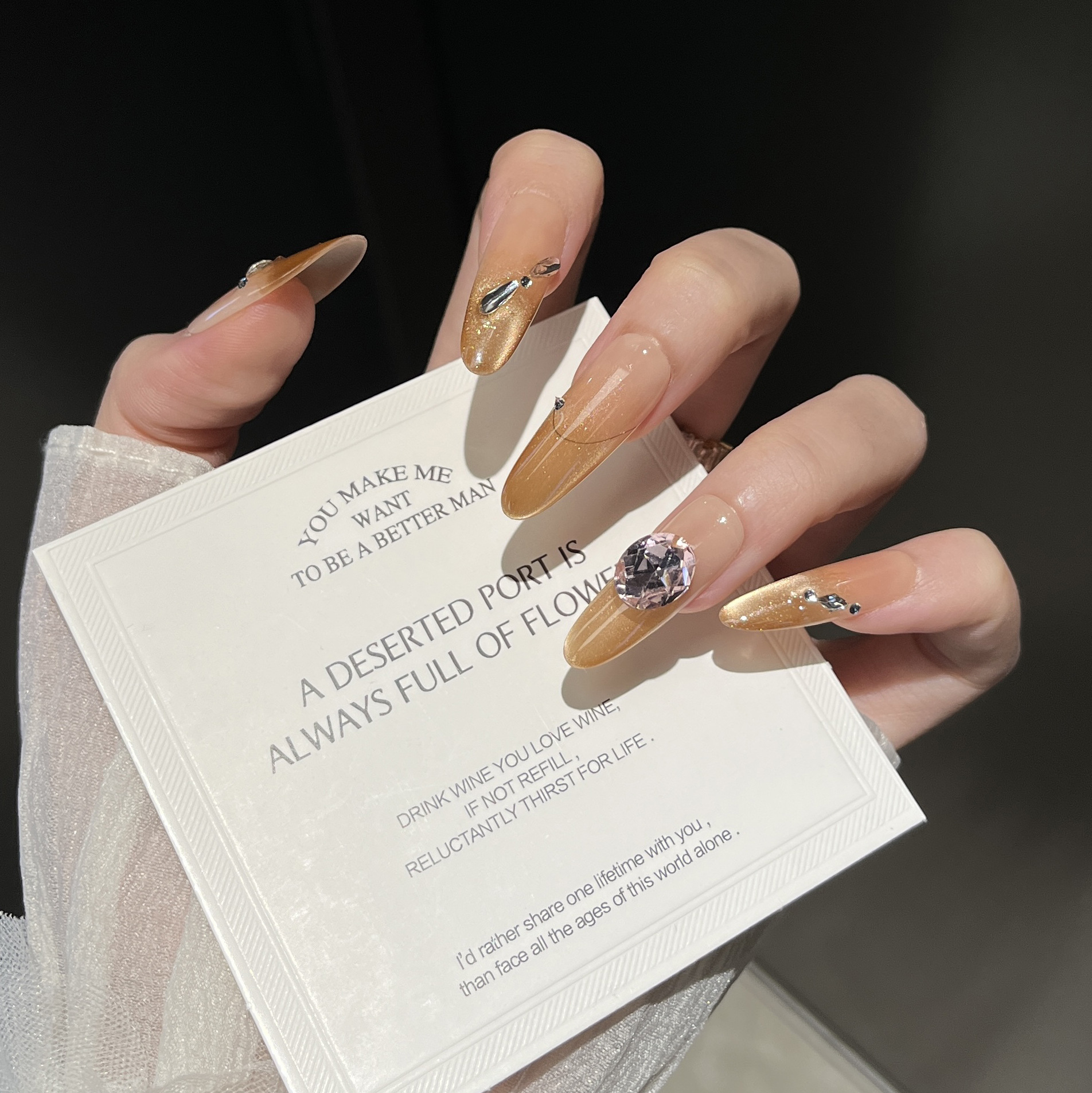Meilad otoño y invierno medio largo alto sentido blanco ojo de gato manicure pieza de uñas desgaste fábrica de uñas hechas a mano al por mayor