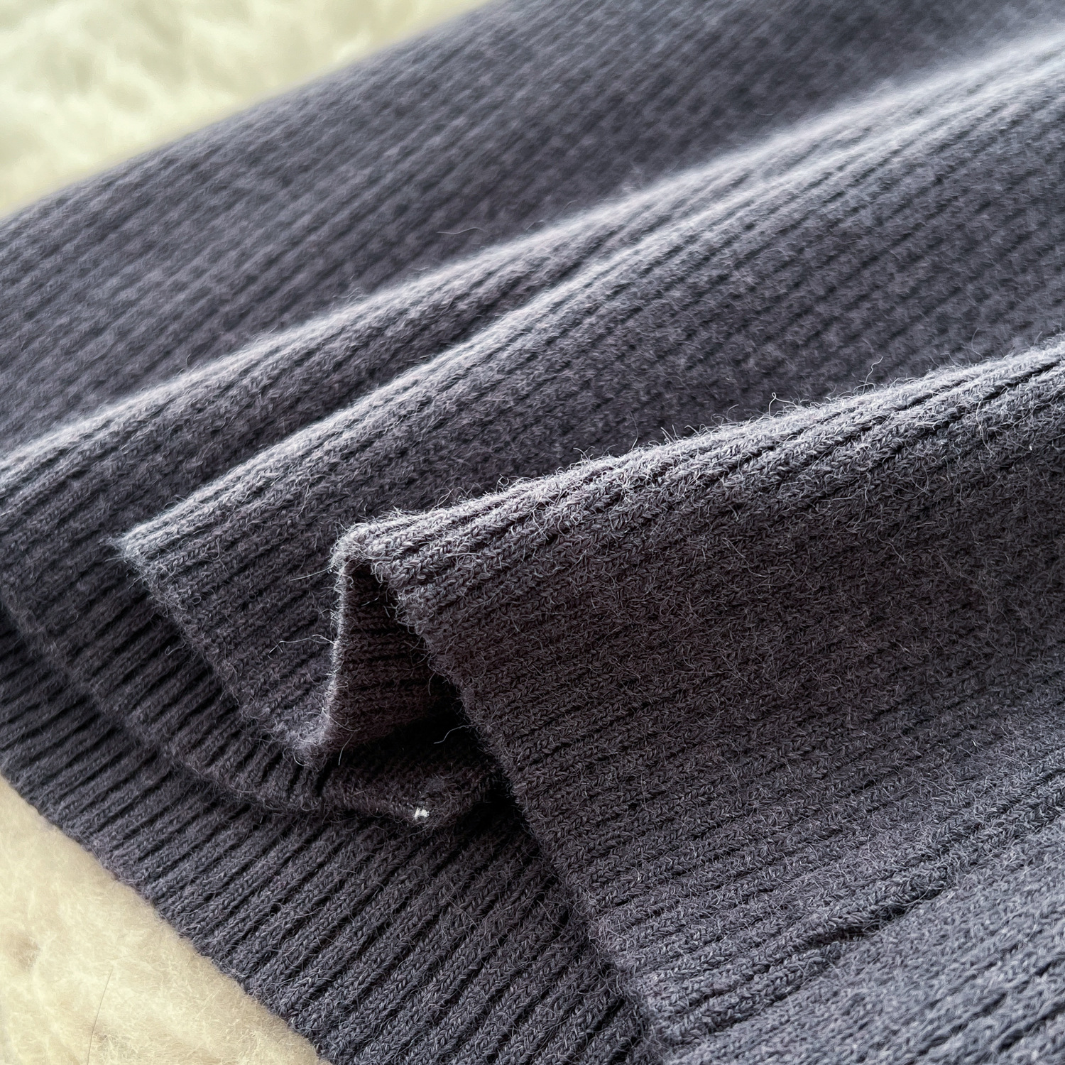 Damenbekleidung, geschlitztes Strickkleid, elegantes V-Ausschnitt-Strickkleid mit Knopfleiste und Schlitz für Damen, schmal geschnittenes Langarm-Tunikakleid, unverzichtbar für den Herbst_voghion.com