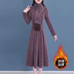 加绒加厚长袖连衣裙2025新款女秋冬印花围巾打底配大衣两件套装裙