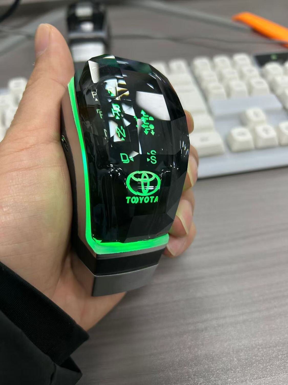 Colorful luminous gear shift knob modification suitable for Toyota Corolla and other models, crystal luminous gear shift modification