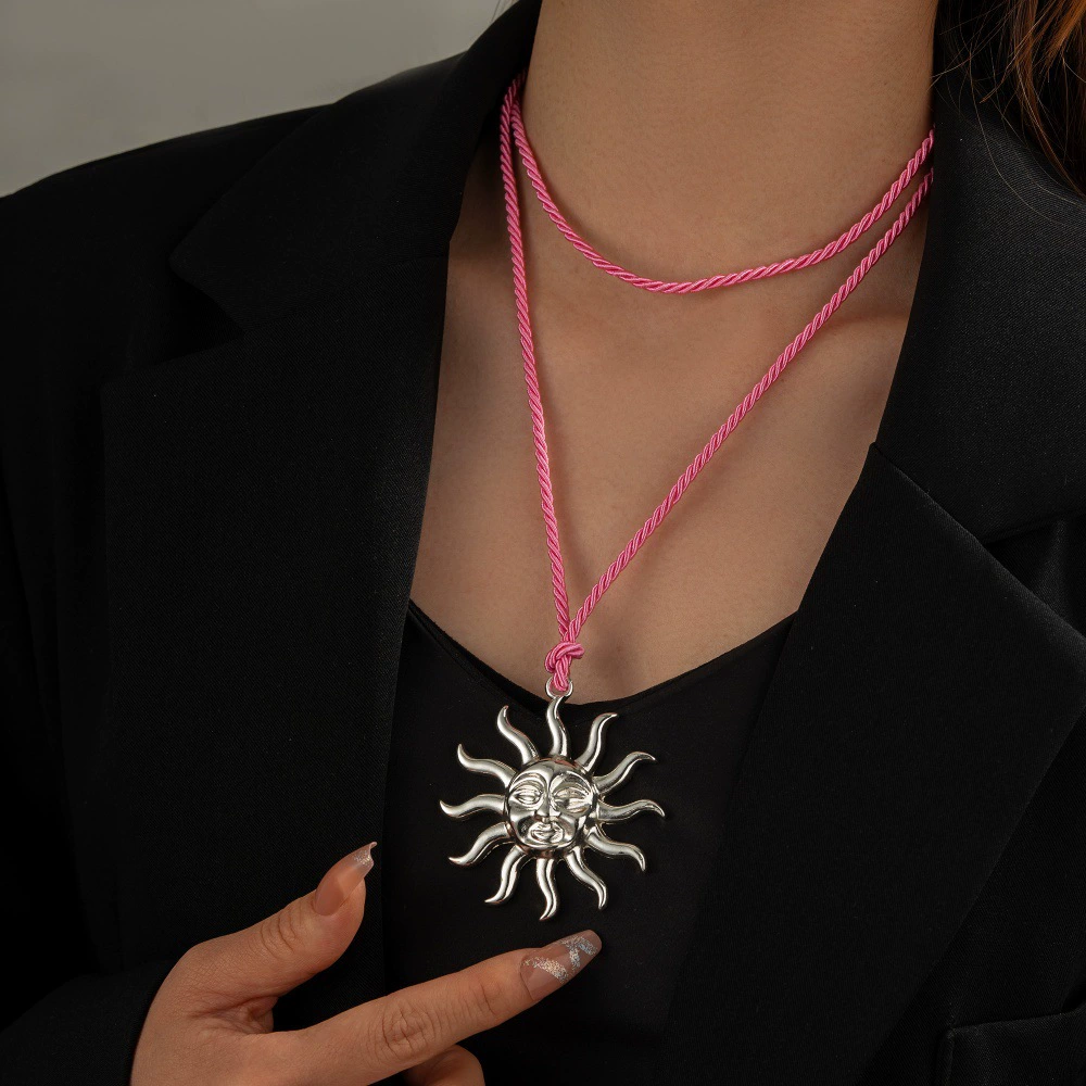 Европейское и американское трансграничное розовое ожерелье, многослойное нишевое модное металлическое серебряное солнце, кулон, ювелирные аксессуары, аксессуары темного цвета