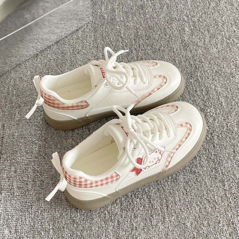 Zapatos blancos de suela gruesa para mujeres 2025 primavera y otoño nuevos zapatos de tablero retro para mujeres nuevos productos de moda zapatos casuales de nicho