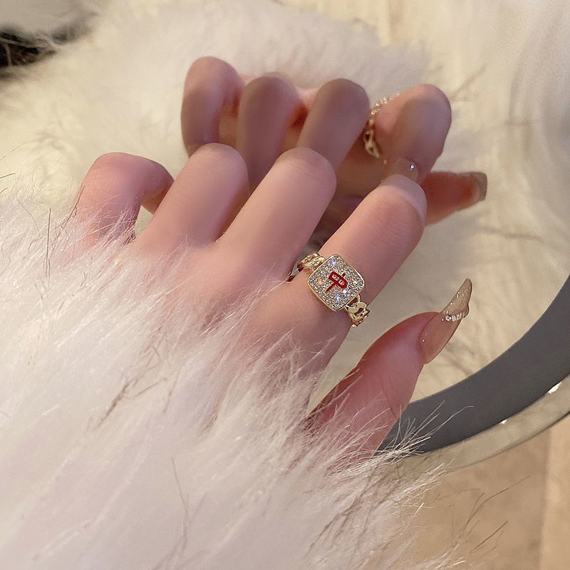 Rojo y rico Mahjong Qianduro abierto Ajustable anillo de aleación de cobre hembra luz nicho de lujo todo fósforo joyería de moda
