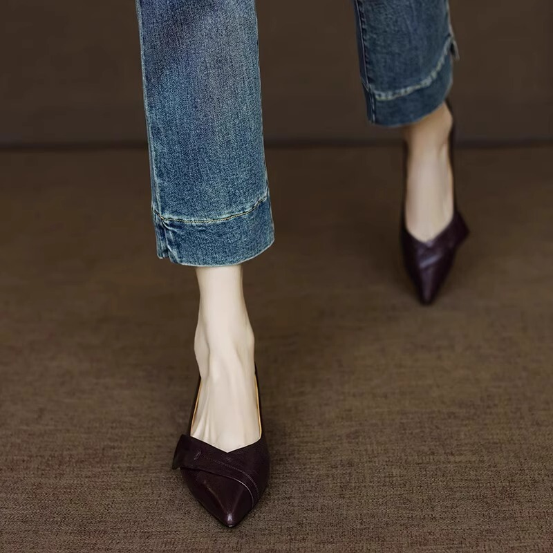 手作りの本物の牛革の厚い尖った平底の女性用靴、多用途の浅い口のファッショナブルな柔らかい革の柔らかい底の通勤用女性用靴|undefined