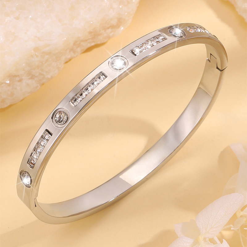 Pulsera de Acero Titanium para Mujer de Acero Inoxidable Bañado en Oro de 18K con Diamantes image 8