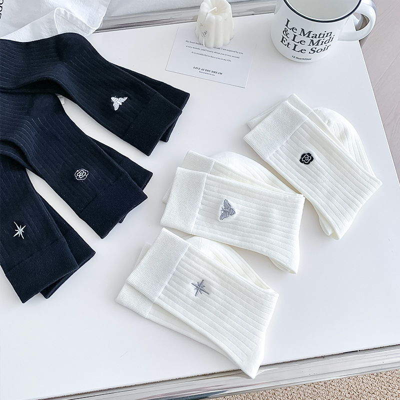 Calcetines de verano para mujeres de color sólido simple patrón de bordado mediano calcetines de algodón transpirable calcetines de mujer Zhuhai al por mayor