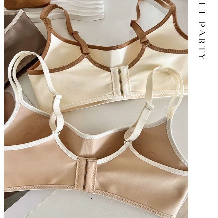 Los pechos pequeños de encaje francés muestran ropa interior de niña grande y pura