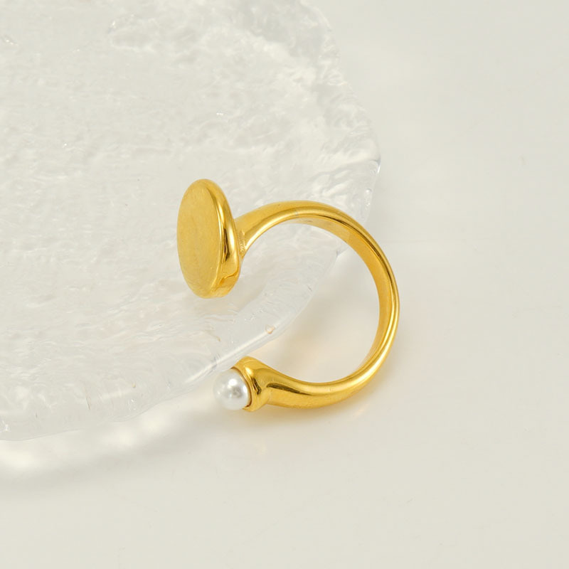 Anillo ajustable de apertura de diseño de nicho de estilo interior europeo y americano, anillo de anillo de acero inoxidable con incrustaciones de perlas para mujer al por mayor