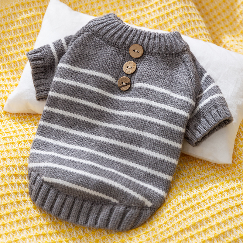 Otoño y invierno para perros coreanos suéter de botón a rayas simple felino cálido Teddy cálido camiseta de punto ropa de mascotas