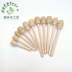 蜂蜜棒撹拌棒を作って、コーヒーミルクティーを作って、木の棒をかき混ぜます。