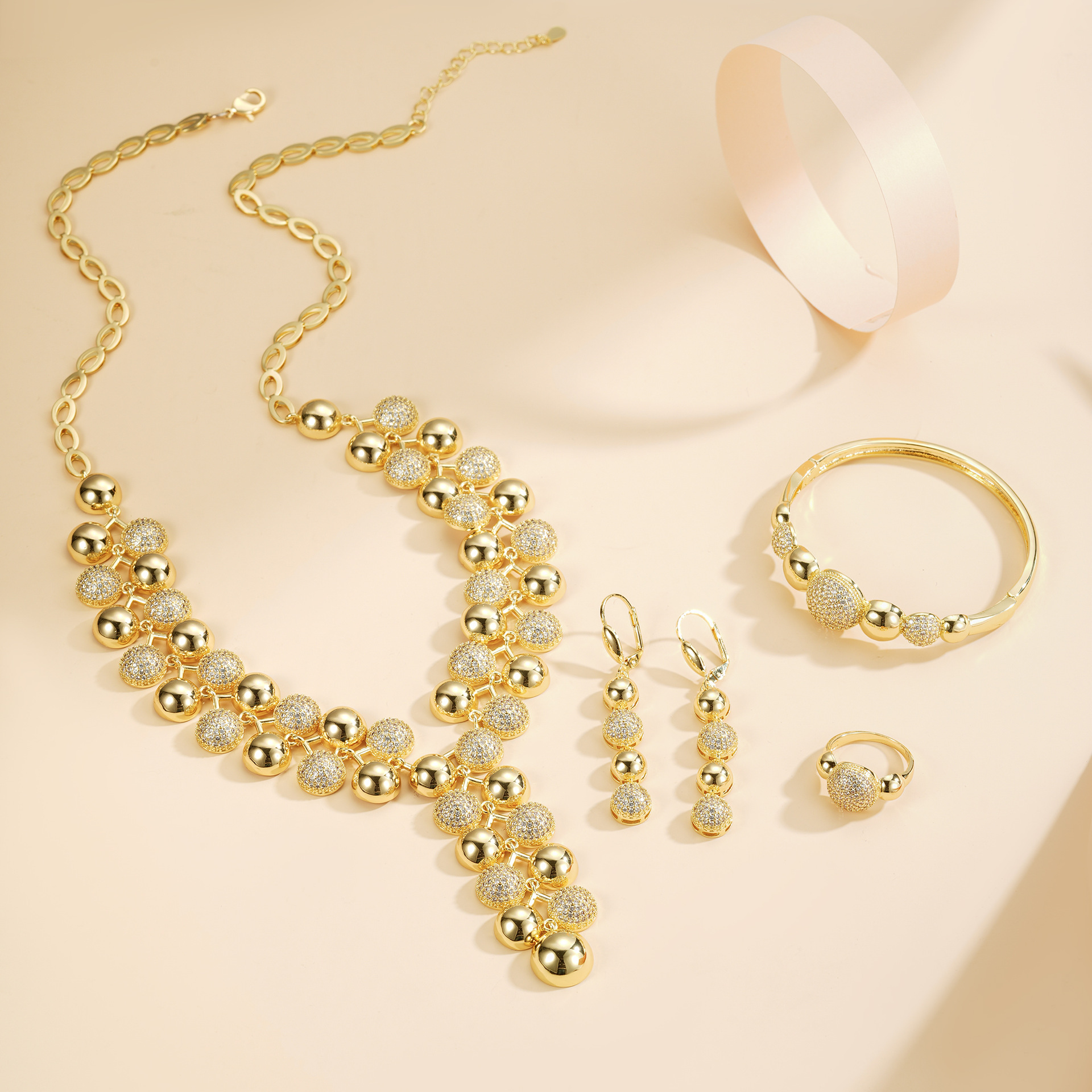 Diseño de moda de alta gama, cuentas de diamante, collares, pendientes, pulseras, anillos, 14K, cuatro piezas, conjunto de bronce