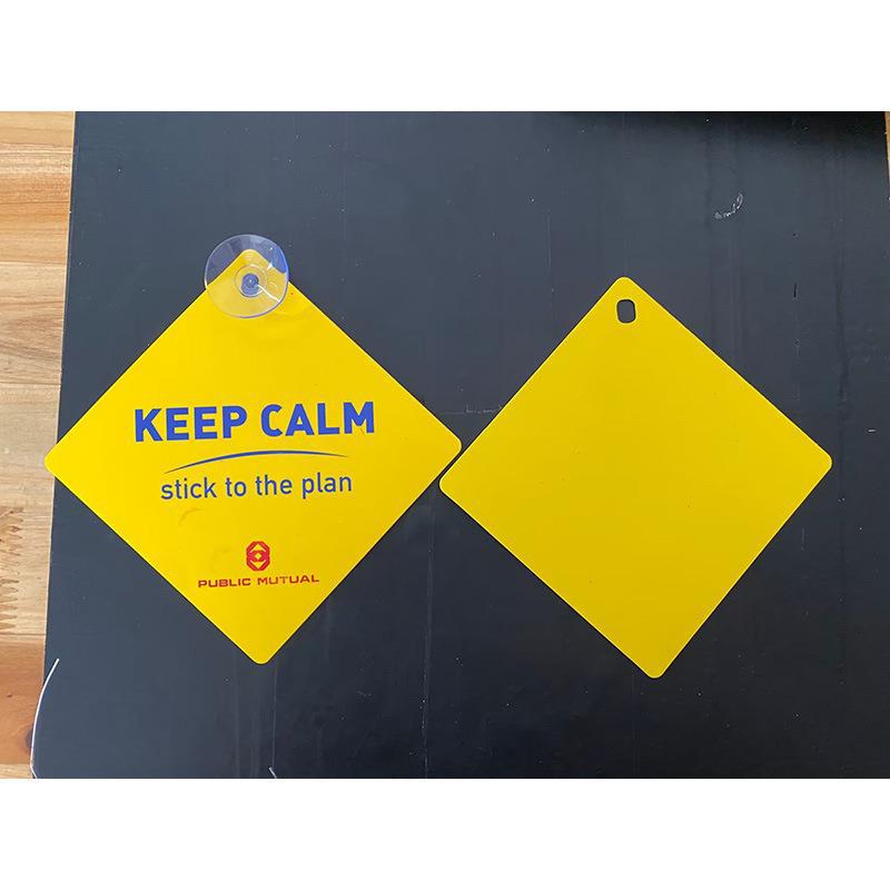 Los fabricantes producen ventosas de doble cara, pegatinas para automóviles, material PP, tarjeta de advertencia amarilla para bebés en el tablero