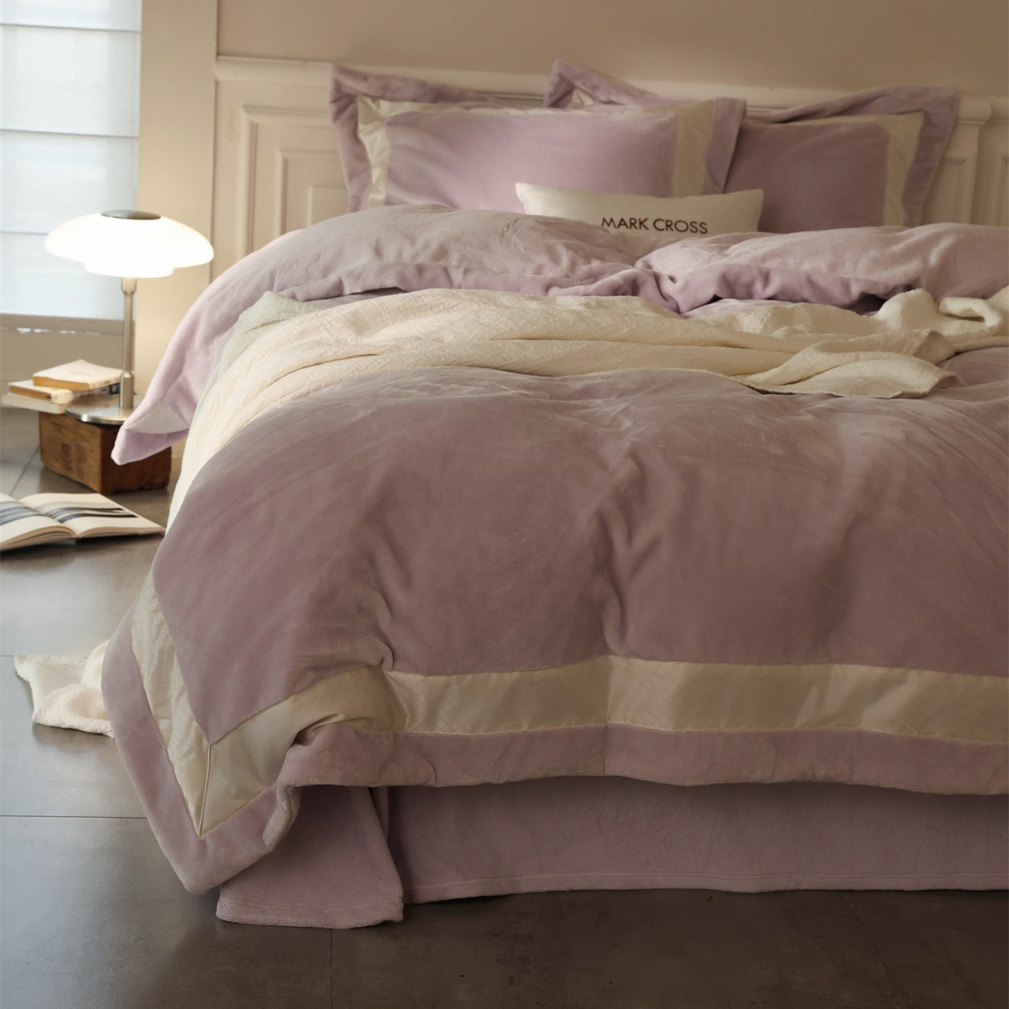 Lussuoso set minimalista di biancheria da letto Milk composto da quattro pezzi: copripiumino e lenzuolo in caldo velluto color corallo, spessore double-face._voghion.com