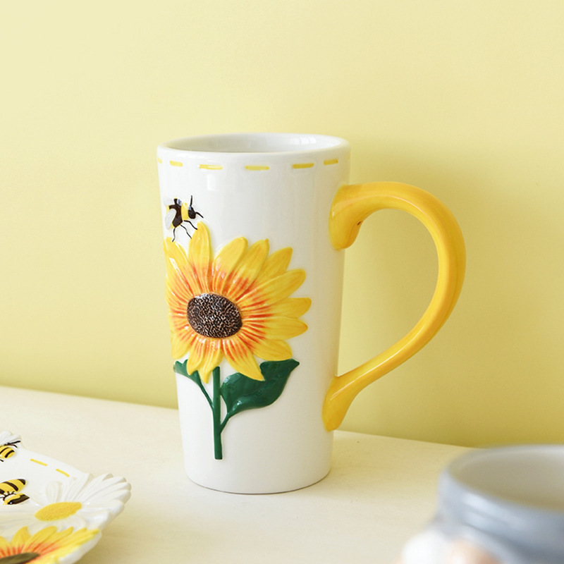 Fabricantes al por mayor de cerámica girasol cubiertos diarios una variedad de diseño pintado a mano tazas tetera decoración ornamental