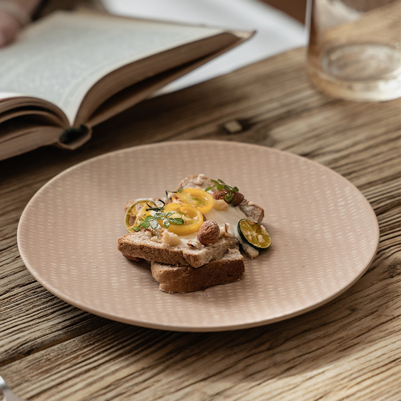 Plato rosa de alto valor de color, plato de postre, plato de cerámica de punto blanco creativo, platos redondos caseros retro, platos de cubiertos al por mayor