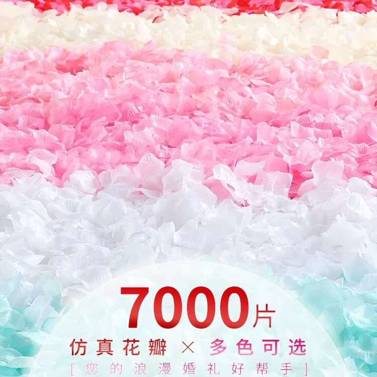 花びらの結婚式の結婚部屋にバラの花びらの結婚祝い用品のロマンチックな雰囲気をシミュレーションします。|undefined