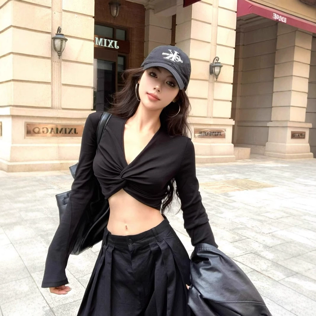 Американская горячая девушка с изогнутым v-образным вырезом с длинным рукавом футболка женская осенняя тонкая тонкая нижняя рубашка черная короткая пупка топ