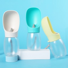 ペットの水飲み器は犬の水飲みを散歩します。