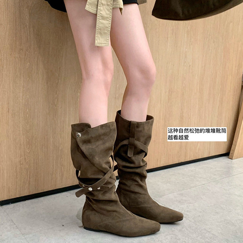 Bốt cao cổ nữ mũi nhọn độn gót 4 cm, thân nhún bèo phong cách retro, khóa kéo sau, đi hai kiểu — Màu kaki (đế độn 4cm), Màu nâu (chiều cao bên trong tăng thêm 4cm), Màu nâu cà phê (tăng chiều cao 4cm), Đen (Gót giấu 4cm)