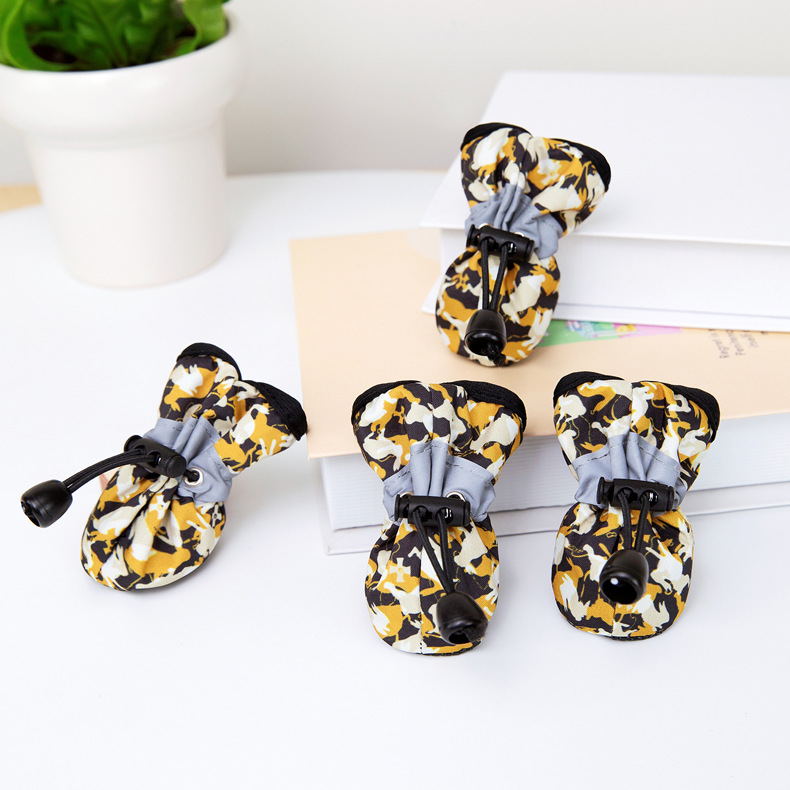 부드러운 밑창의 노란색 위장 신발