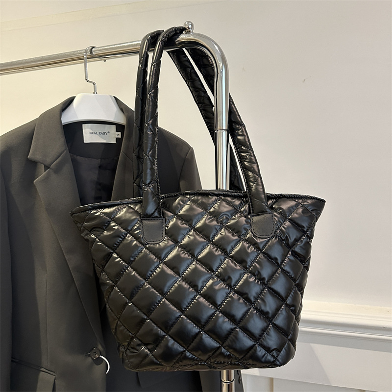 Bolsa de cubo de gran capacidad para mujeres otoño / invierno 2024 nueva personalidad en tela de plumón bolsa de hombro bolsa de viaje